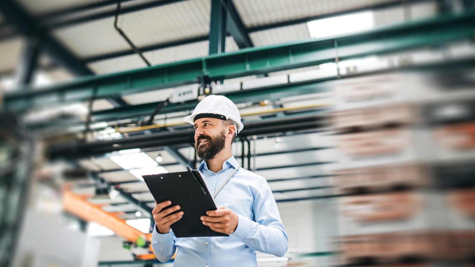 A site safety officer recording observations on a clipboard, illustrating the documented workplace safety controls that the HSE’s 2025 AI research draws from